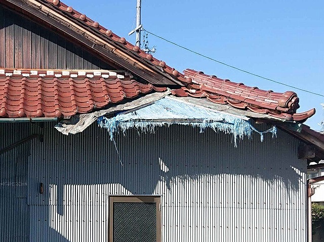 瓦のずれた下屋の拡大